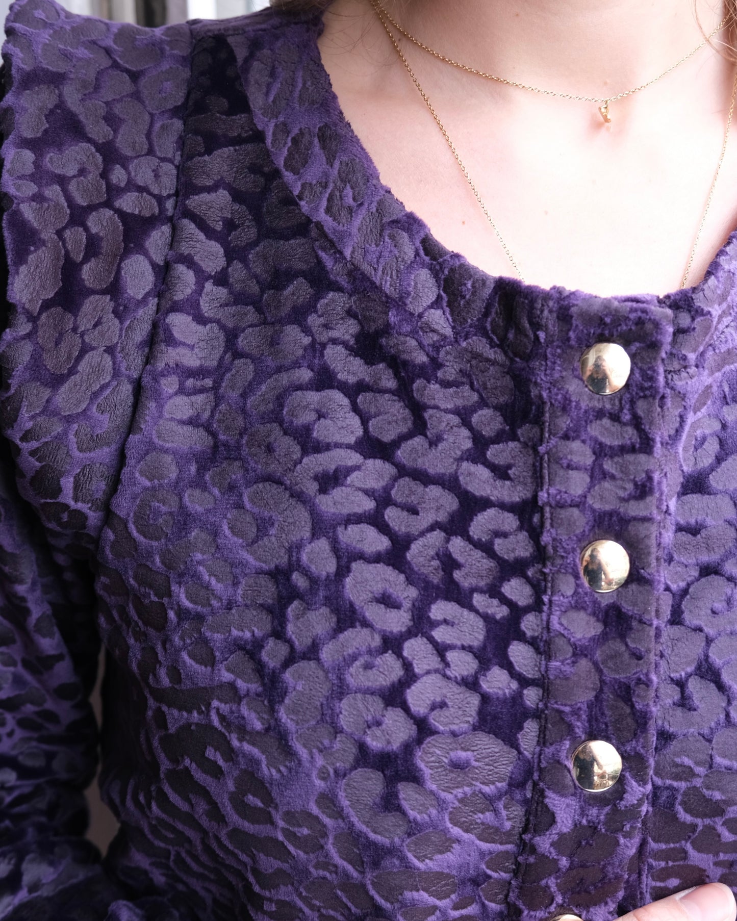 Encolure ronde boutons dorés