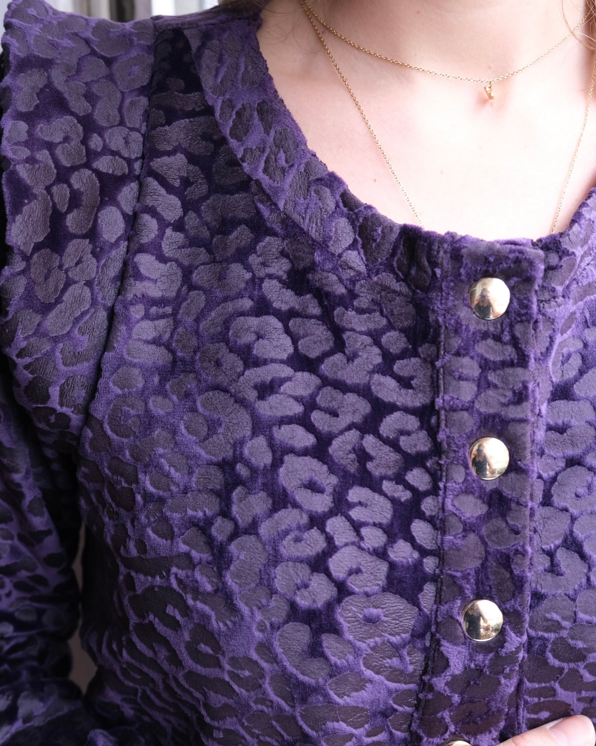 Encolure ronde boutons dorés