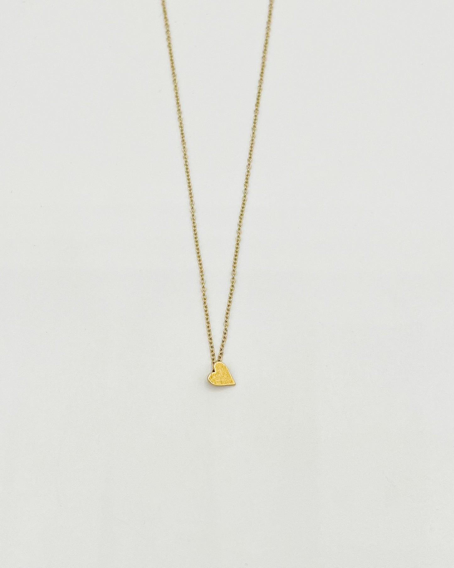 Collier doré pendentif discret cœur mignon