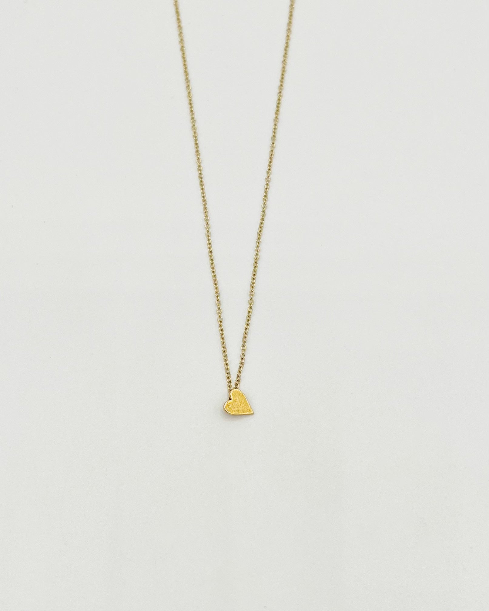 Collier doré pendentif discret cœur mignon