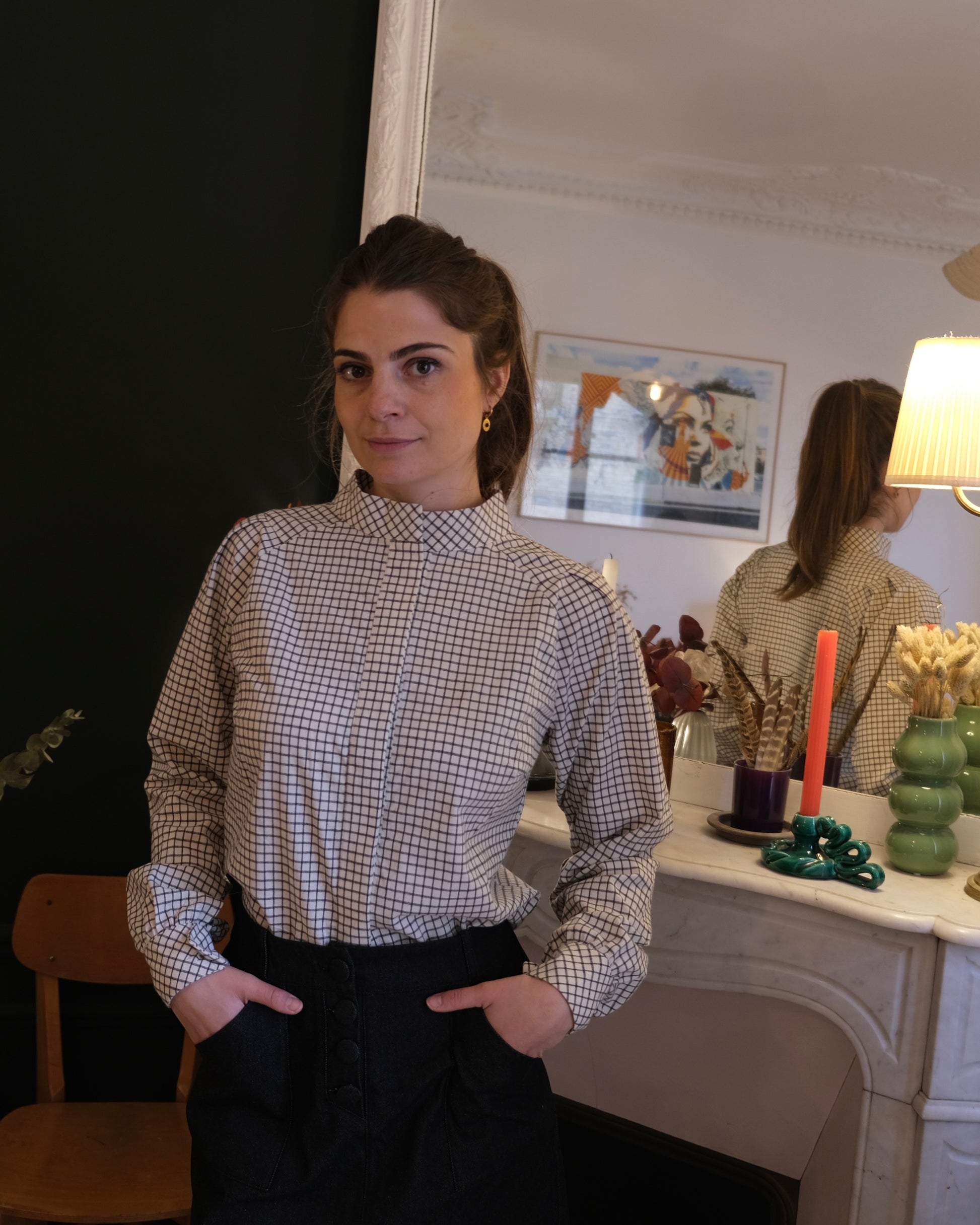 Chemisier printanier col officier léger à carreaux. Rayures grises, manches longues, loose