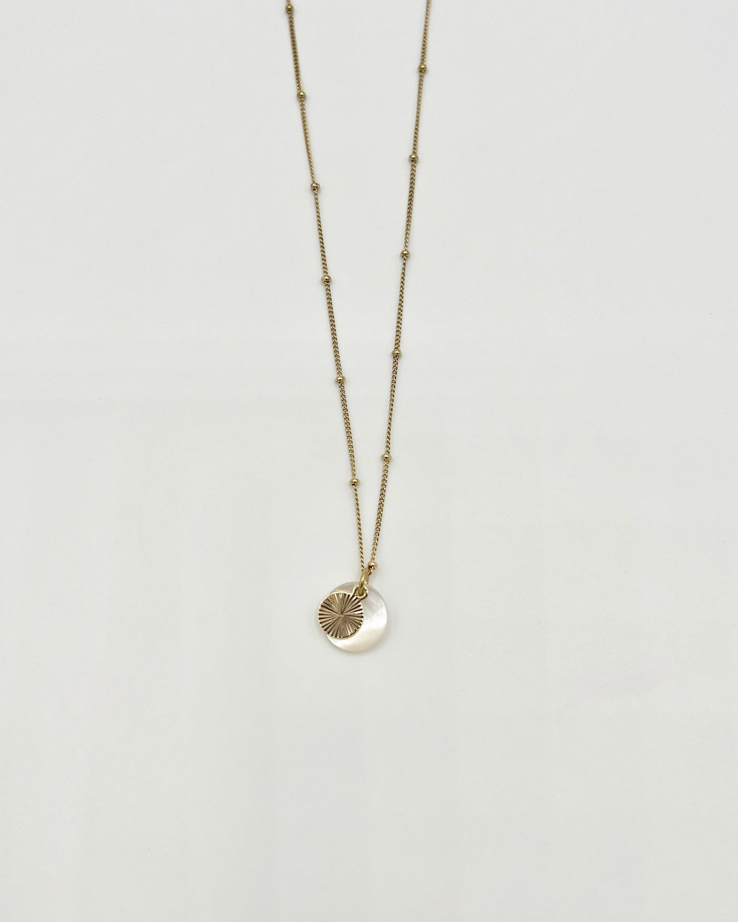 Collier doré pendentif discret fantaisie mignon chic elegant raffiné