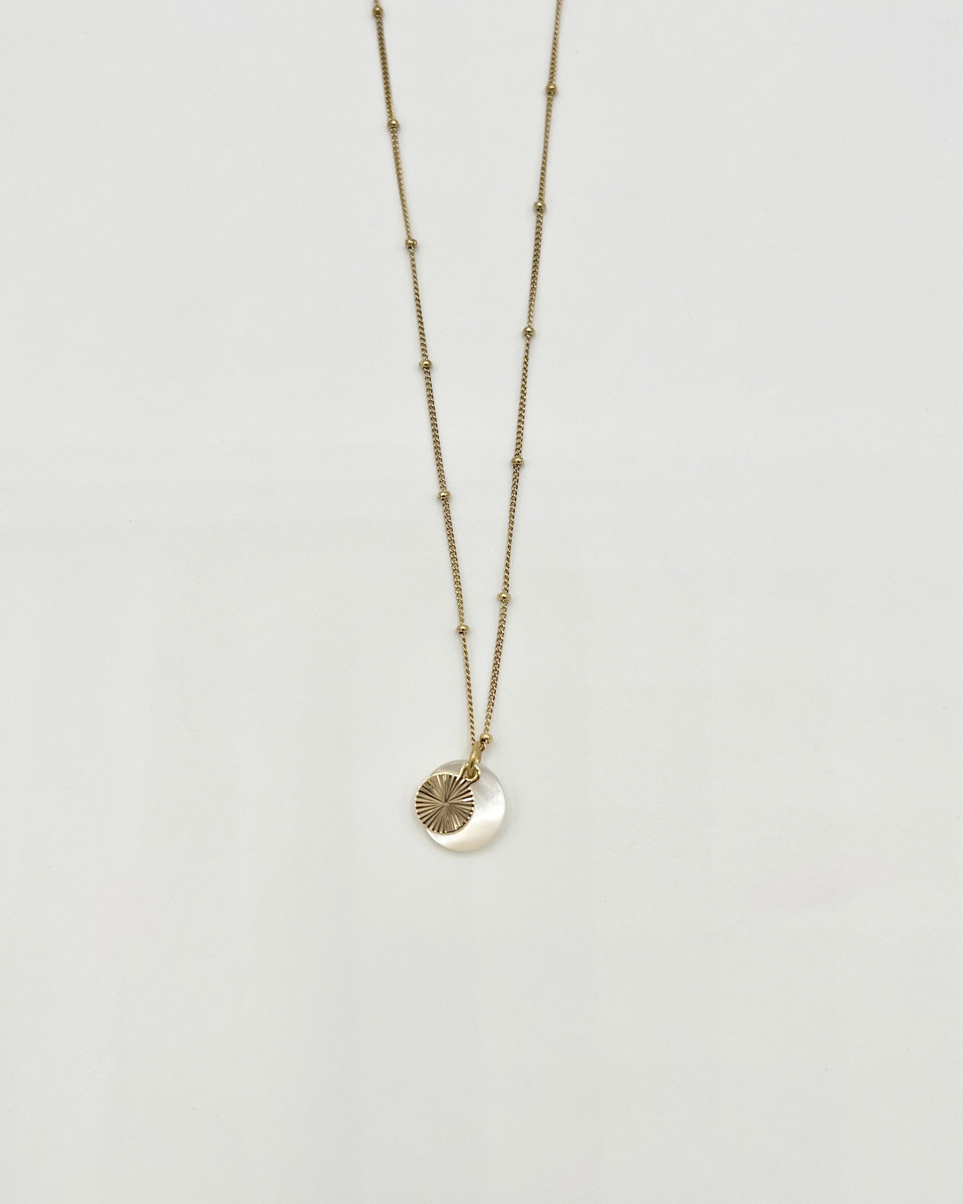 Collier doré pendentif discret fantaisie mignon chic elegant raffiné