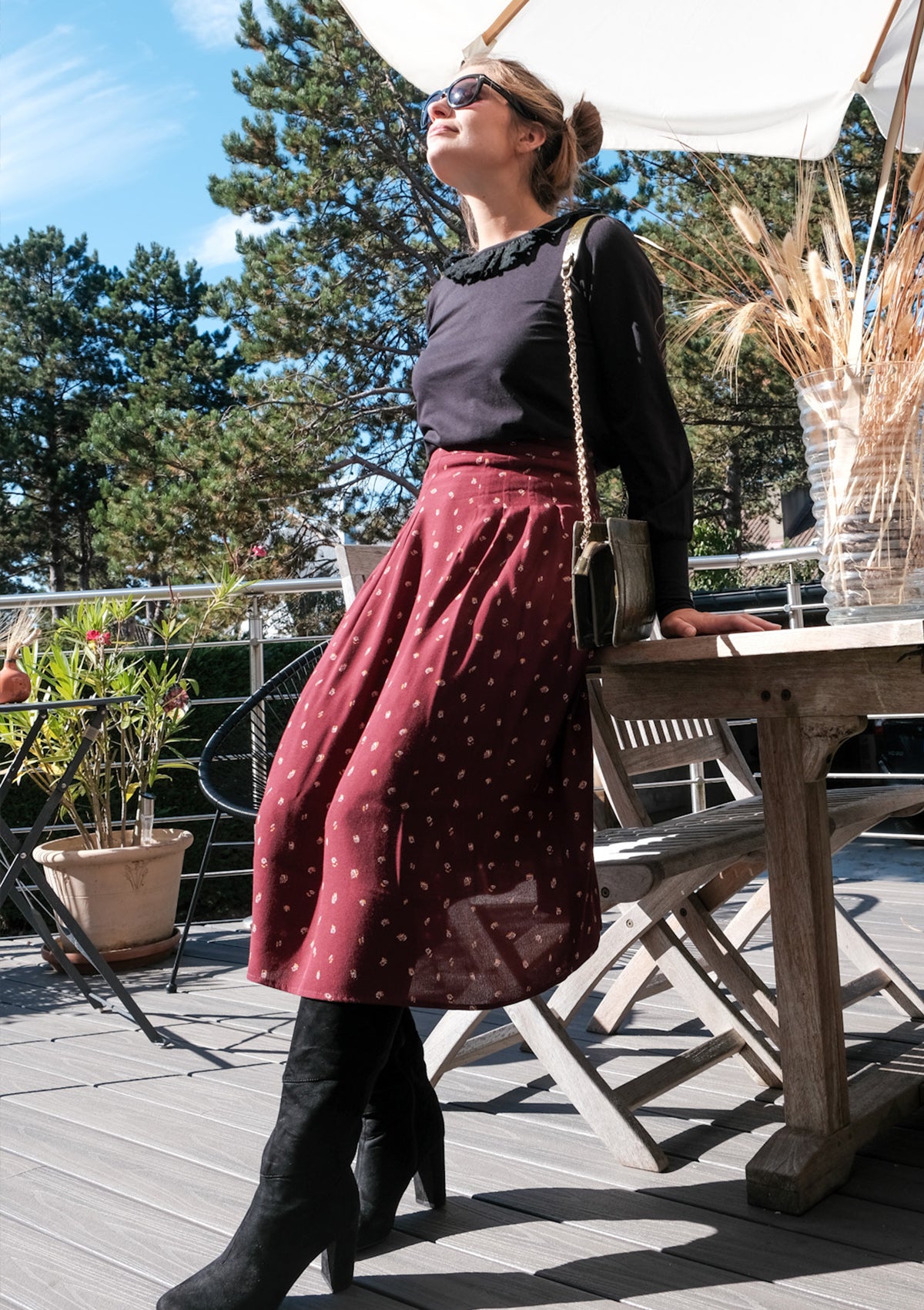 jupe midi bordeau imprimée, plis à la taille