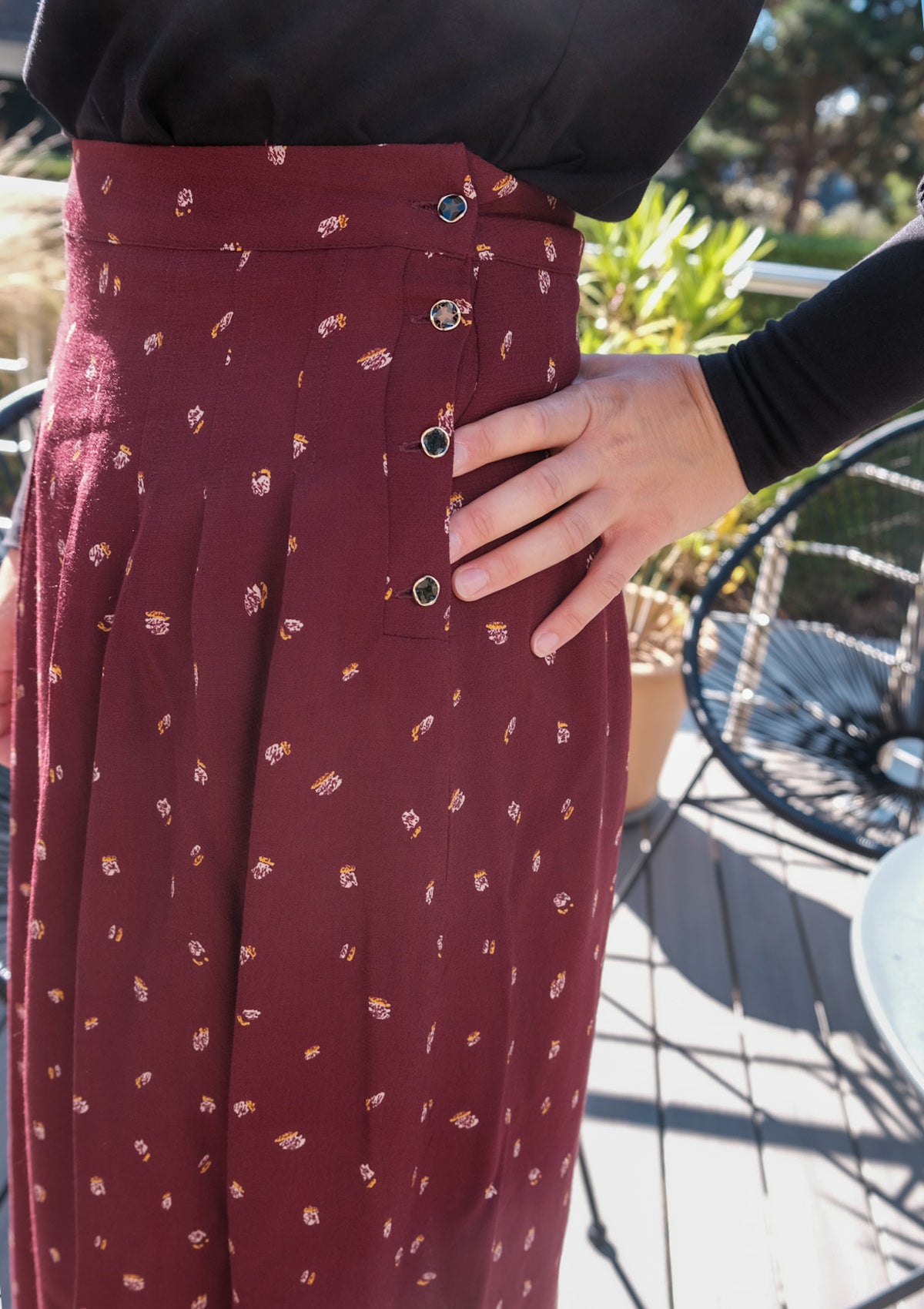 jupe bordeau boutonnage coté. plis à la taille