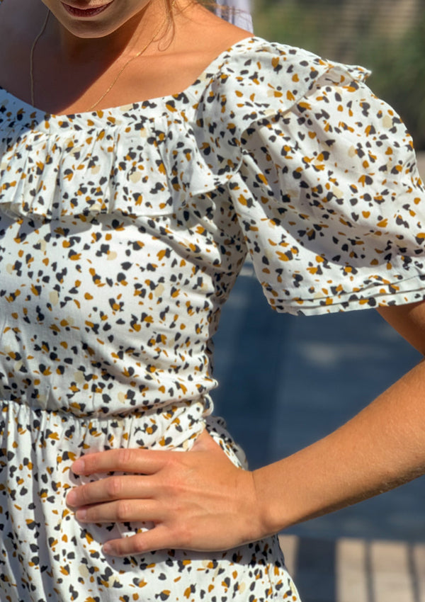 robe encolure coeur, robe à manches, volants